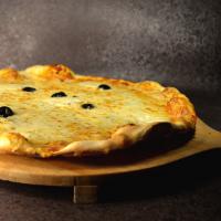 Pizza 4 fromages sur fond tomate